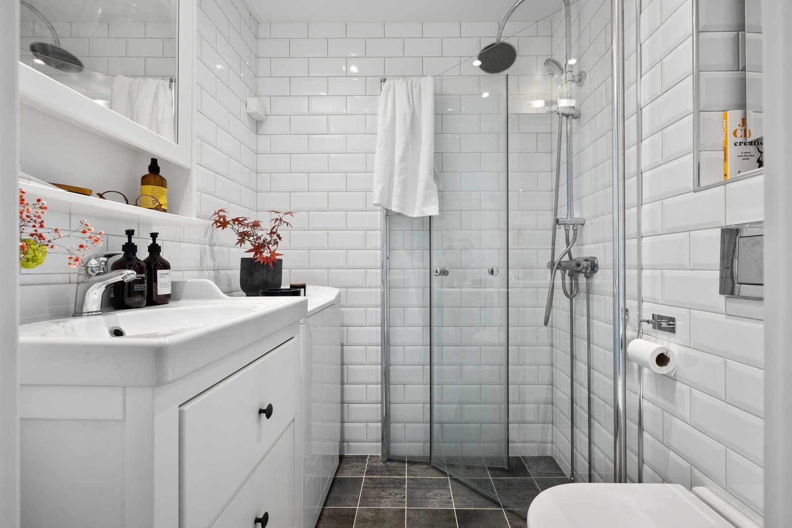 Selve badet ble rehabilitert i borettslagets regi i 2000. I 2015 er det oppgradert med bl.a ny membran, varmekabler og tidløse fliser. Det er lagt flis-på-flis på vegg.. Galleribilde