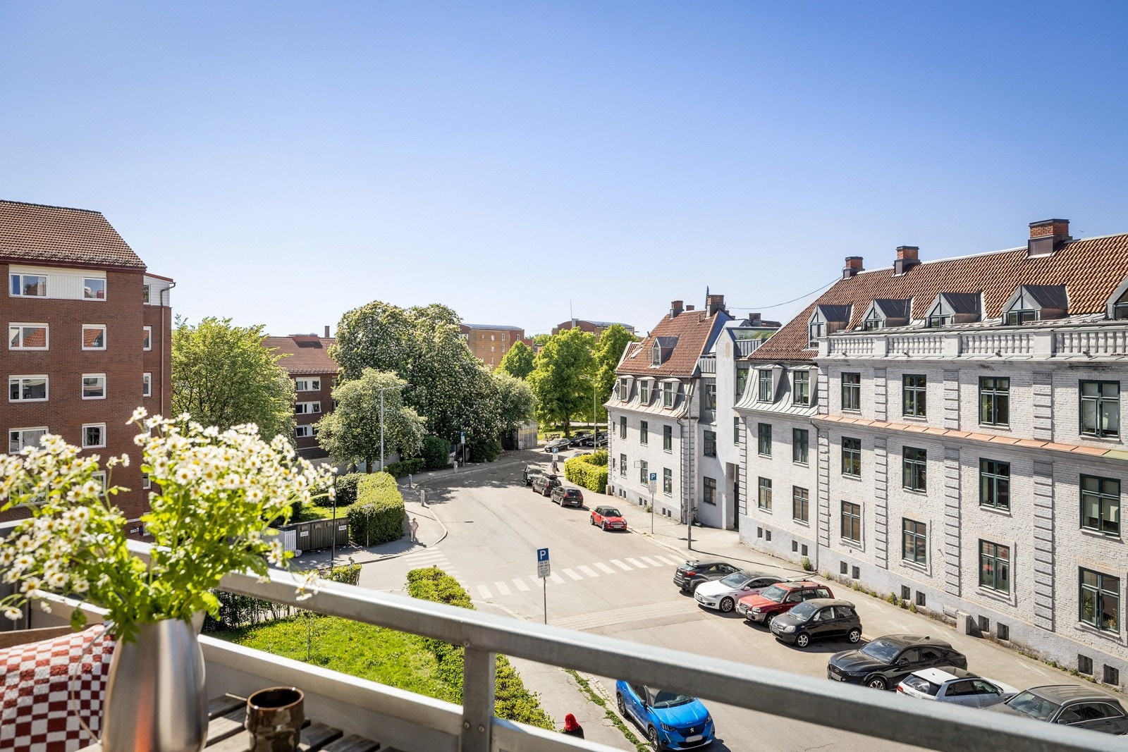 Vi MÅ bare vise deg litt av balkongen. Her ser du ut mot vakre Krystallpalasset. Galleribilde