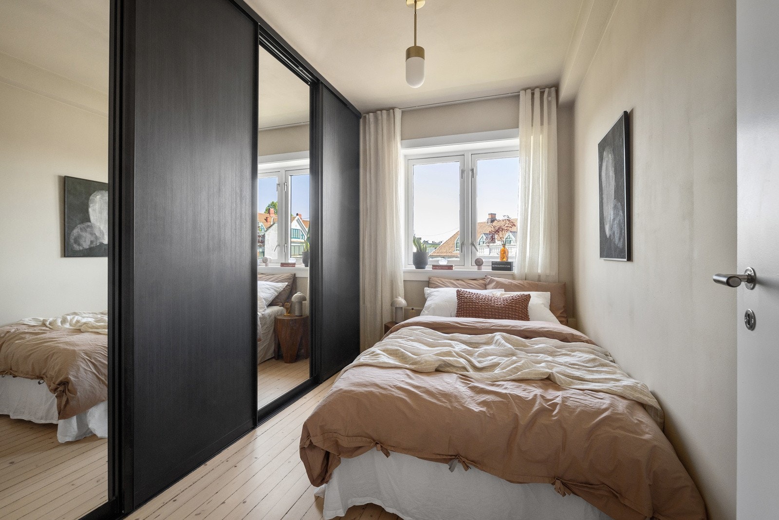 Soverommet har ordentlig raus skvyedørsgarderobe! Fotografen syns det er kjedelig å ta bilder av "innmaten", men du får tro oss når vi sier at det er godt organisert plass her, med hyller og oppheng. Galleribilde