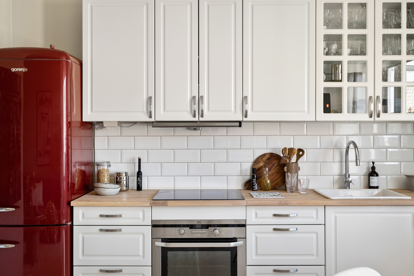 Kjøkkeninnredningen er fra HTH, og benkeplaten er fra IKEA. Hvitevarene på kjøkkenet medfølger leiligheten ved salg. Galleribilde