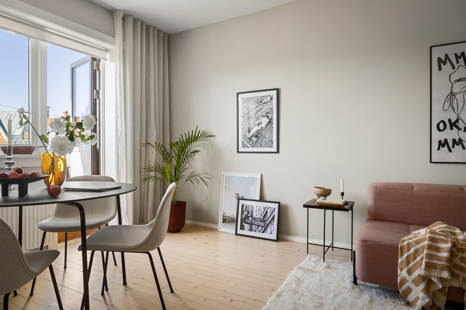 Leiligheten har tregulv som nylig ble slipt og behandlet. Ellers er vegger malt i en myk og herlig farge, som lett kan kombineres med interiøret ditt. Galleribilde