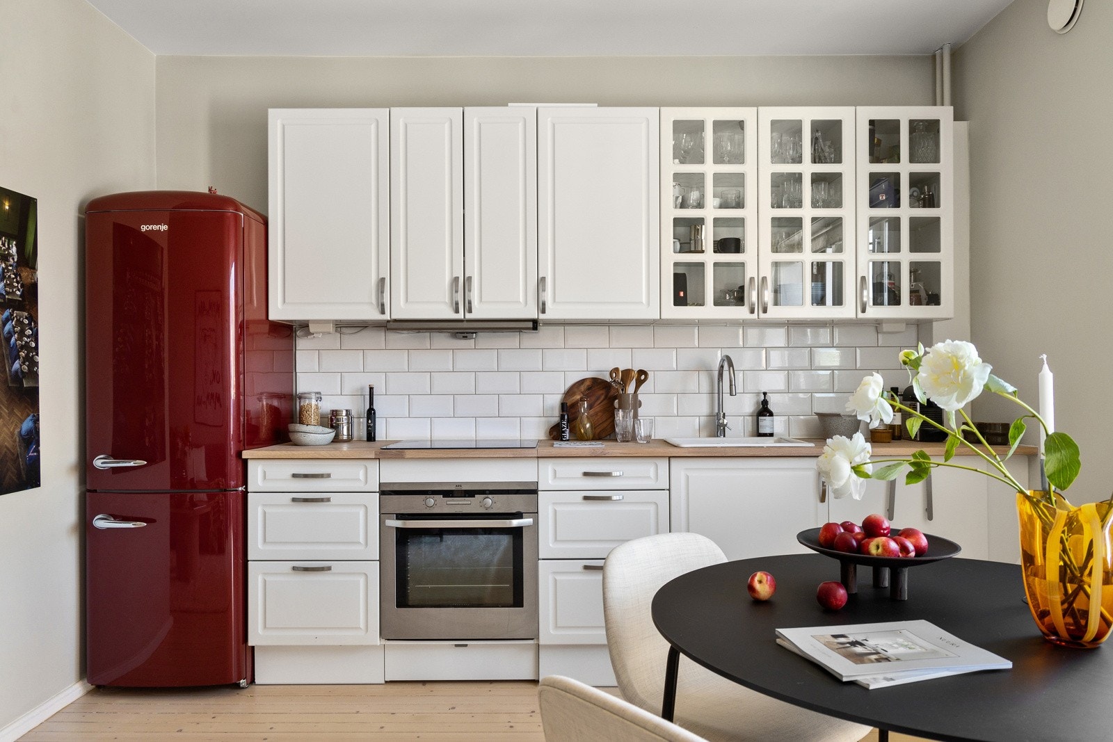 Kjøkkenet er utstyrt med induksjonskoketopp, og kullfiltervifte. Galleribilde