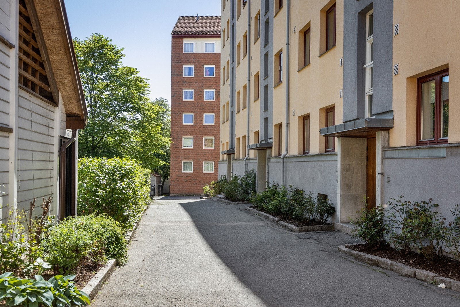 Du skimter det så vidt til venstre; her er det god plass til å parkere sykkelen i låsbart skur, i tillegg til i stativer. Galleribilde