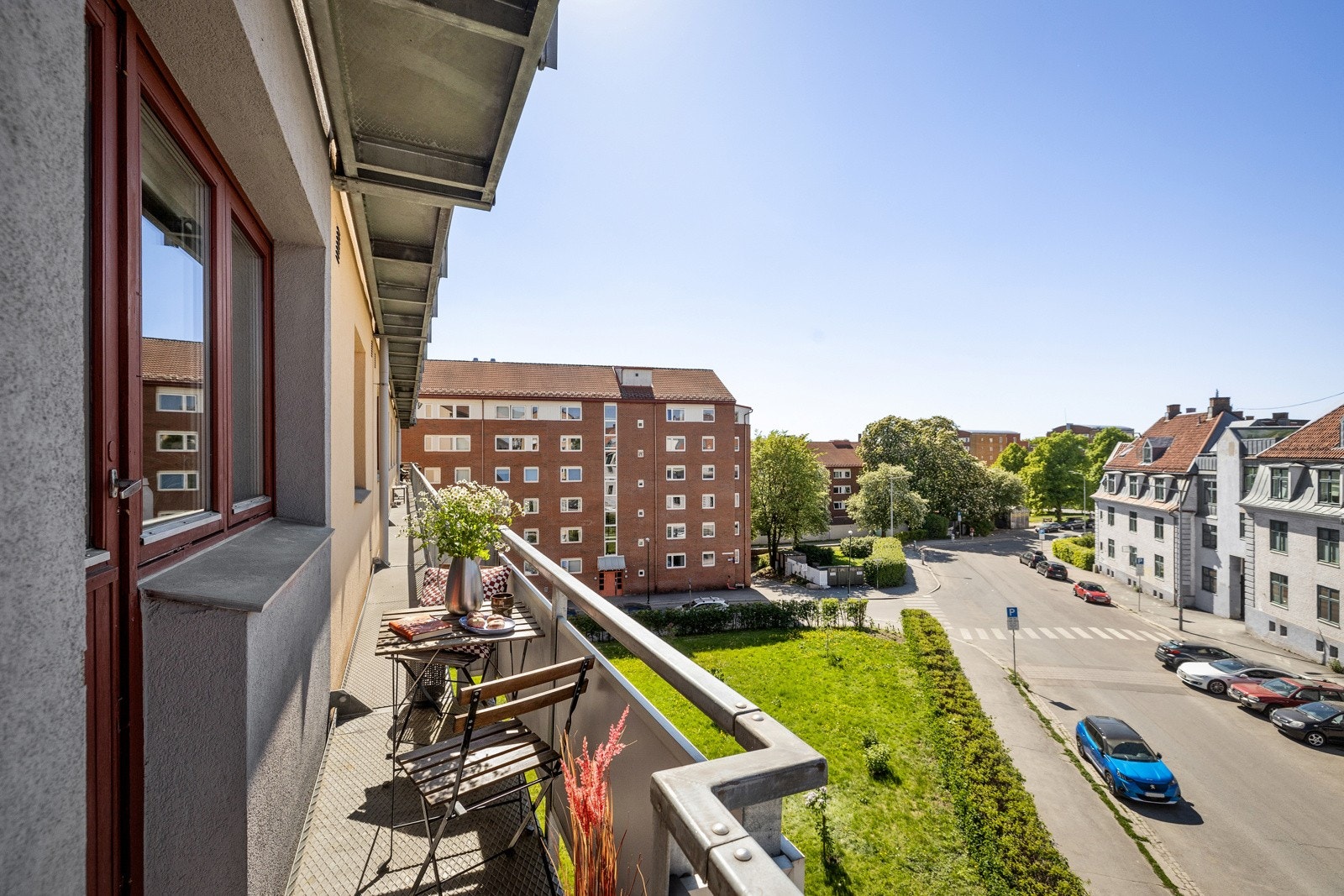 Hagen foran bygget tilhører borettslaget. Her er det dyrkekasser og humlevennlig beplantning. Galleribilde