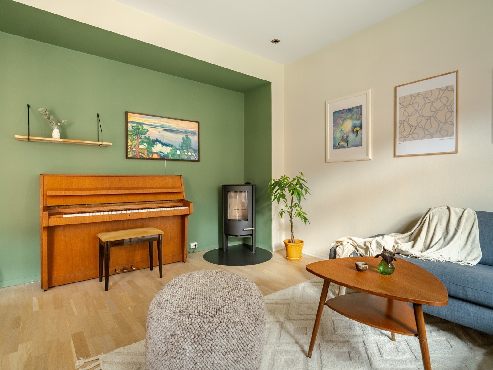 Tenk deg det er vinter, du sitter i sofaen med et glass vin mens samboer spiller piano og det er fyr i peisen. Galleribilde