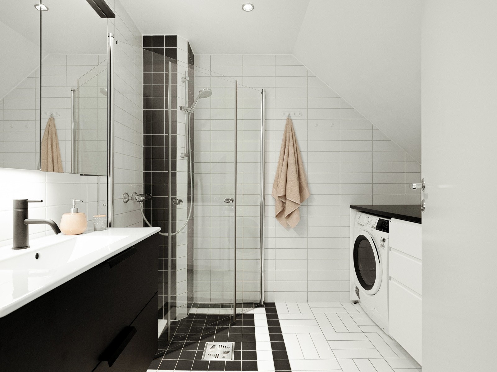 Delikat flislagt bad fra 2010. Det foreligger ferdigattest på badet hos Plan og Bygg. Galleribilde