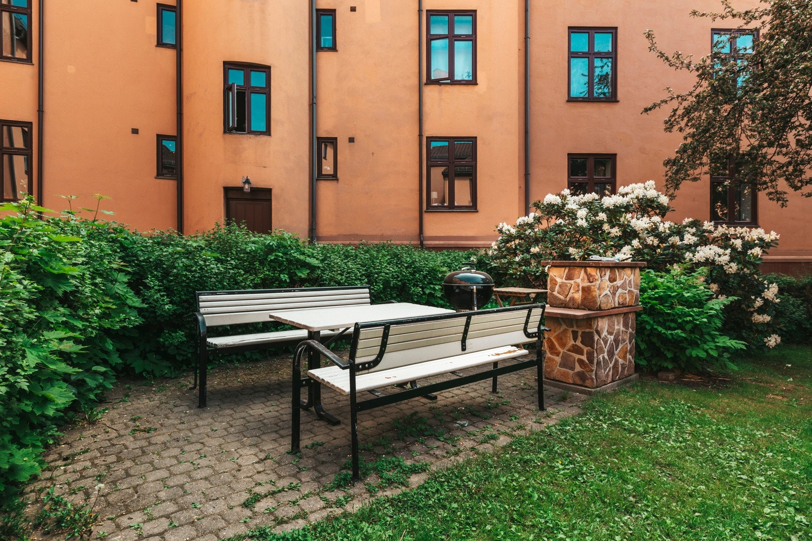 Det er noe eget med å kunne grille seg middag og slå seg ned i bakgården med fuglekvitter i bakgrunnen. Galleribilde