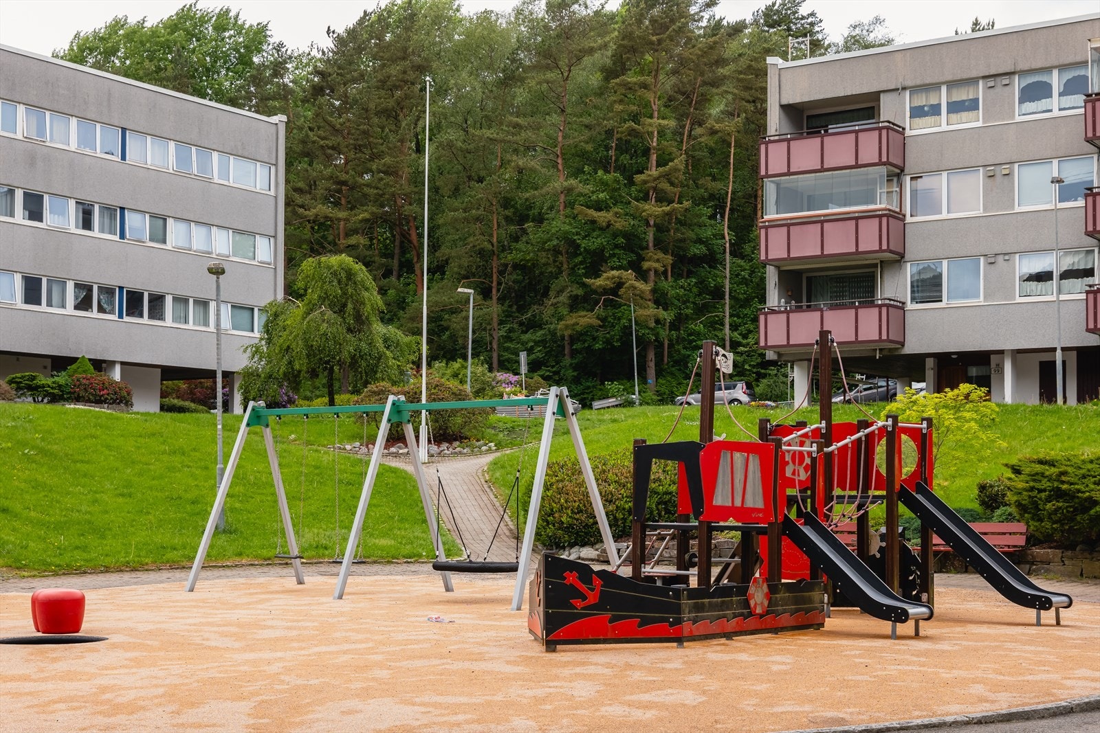 I borettslaget er det en fin miks av yngre og eldre, her er et godt bomiljø etablert. Galleribilde