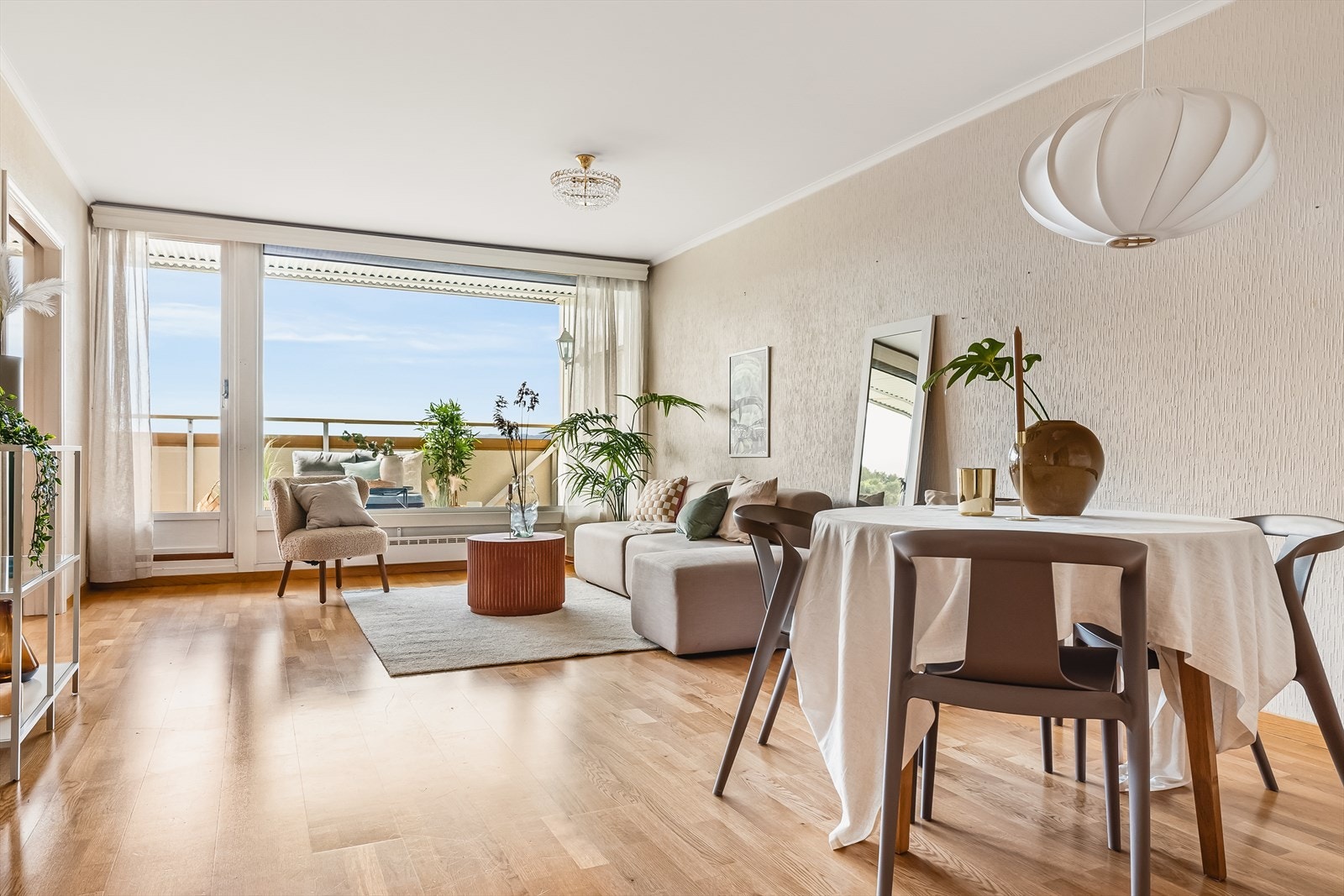 Romslig stue på 26,9 kvm med god plass til sofagruppe og spisebord. Galleribilde