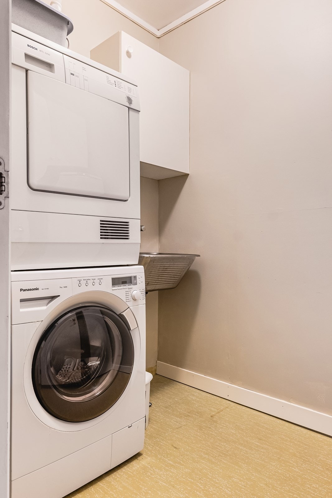 Praktisk vaskerom på 3,8 kvm. Muligheter til å slå sammen / utvide bad og vaskerom. Galleribilde