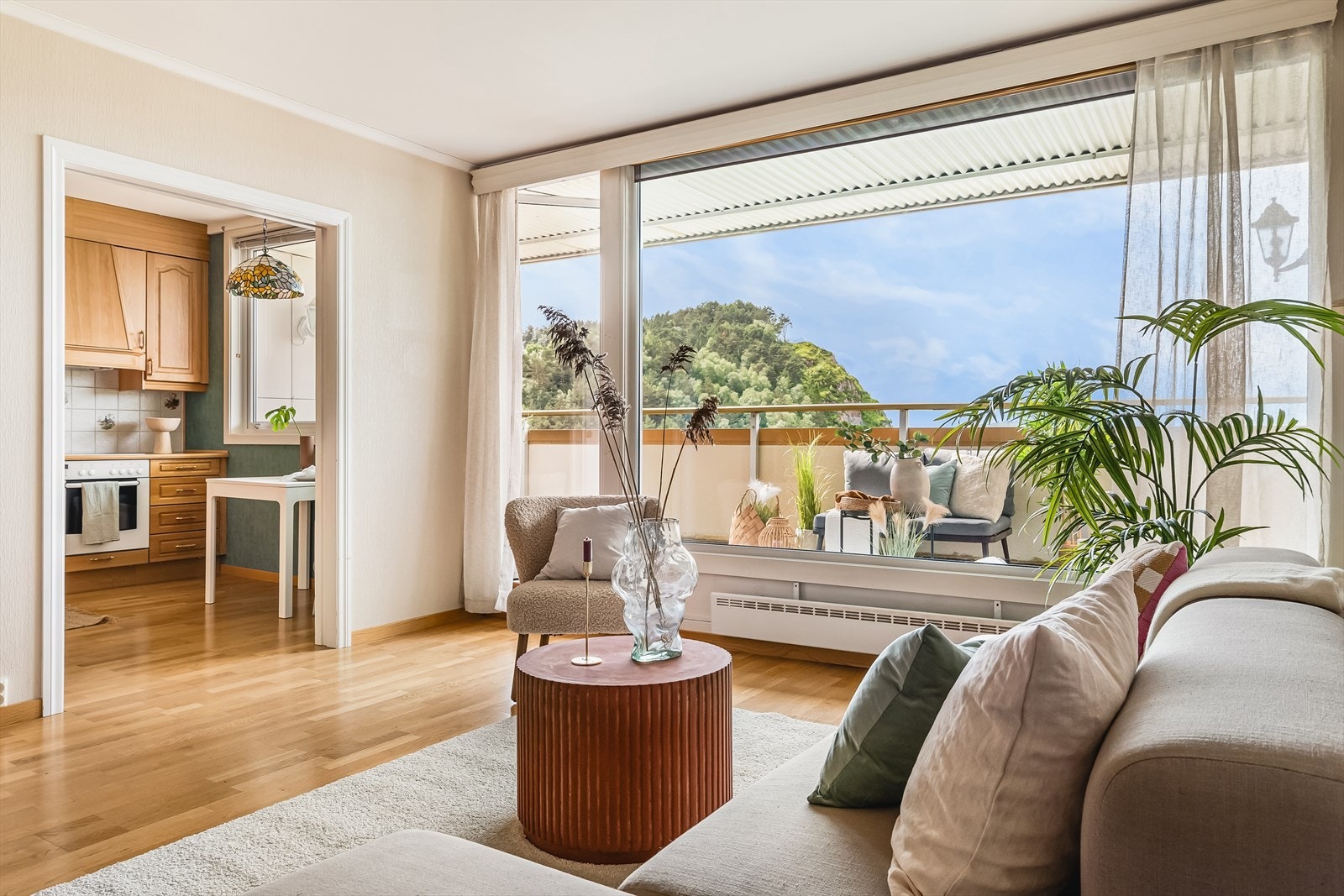 Stue med dels åpen løsning mot kjøkken. Galleribilde