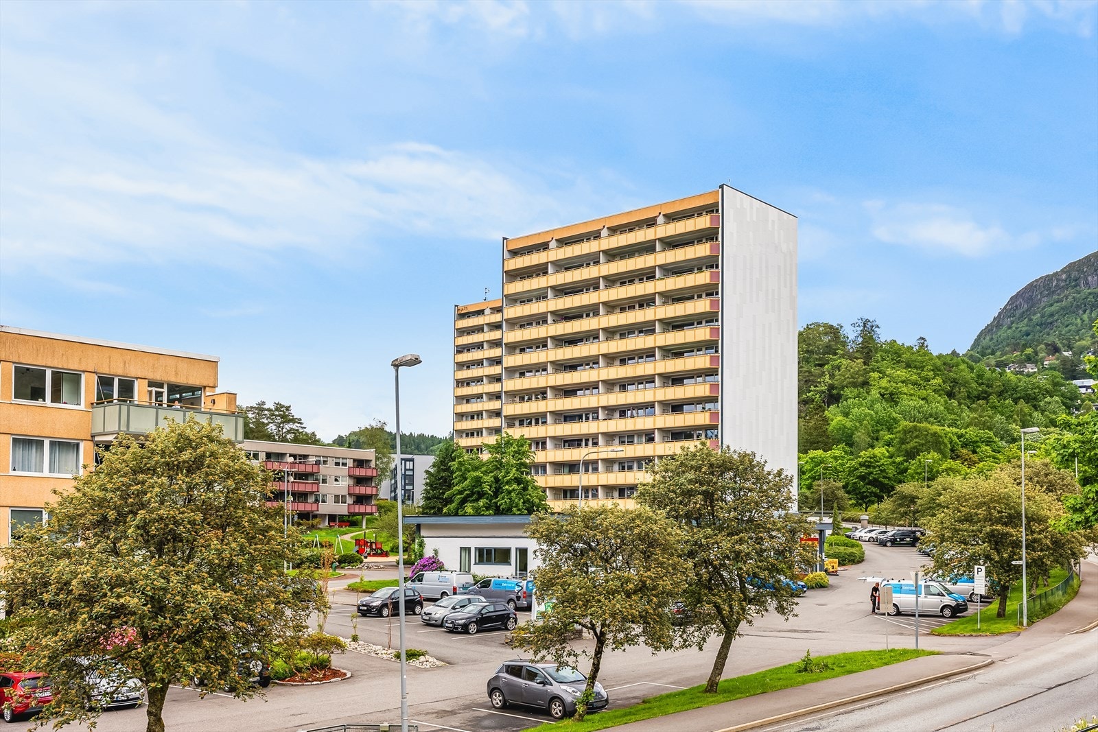 Fyllingsdalen Borettslag består av 162 leiligheter fordelt på 2 høyblokker og 5 lavblokker. Galleribilde