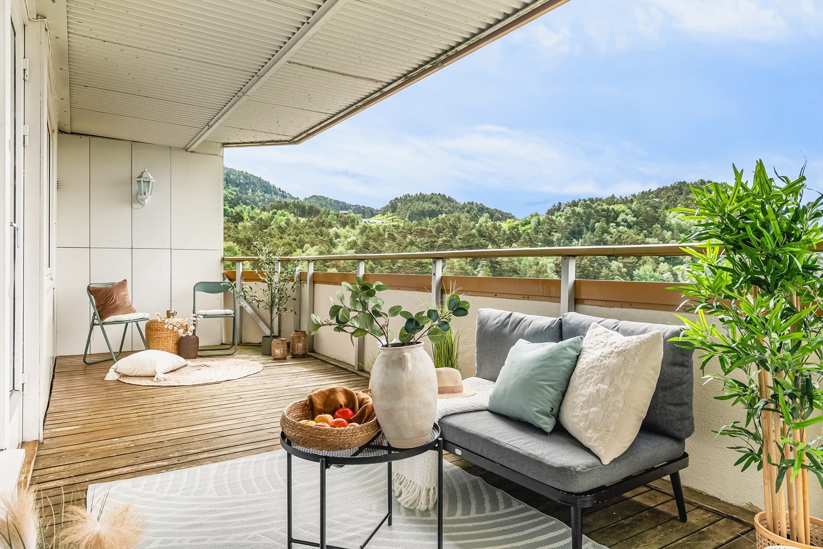 Velkommen til denne romslige 3-roms leiligheten i byggets 9.etasje med herlig utsikt og meget gode solforhold. Heis i bygget, 300 meter til Oasen/bybanestopp. Visning: Mandag 10.juni kl. 16:30 - 17:30. Galleribilde