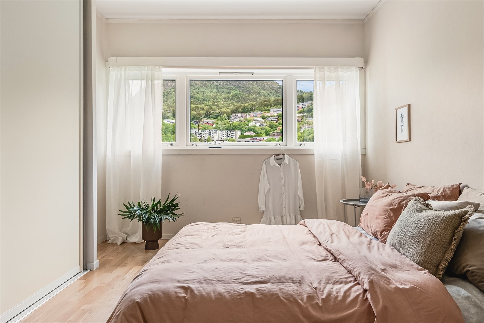 Leiligheten har to soverom på henholdsvis 6,3 kvm og 12,3 kvm. Galleribilde