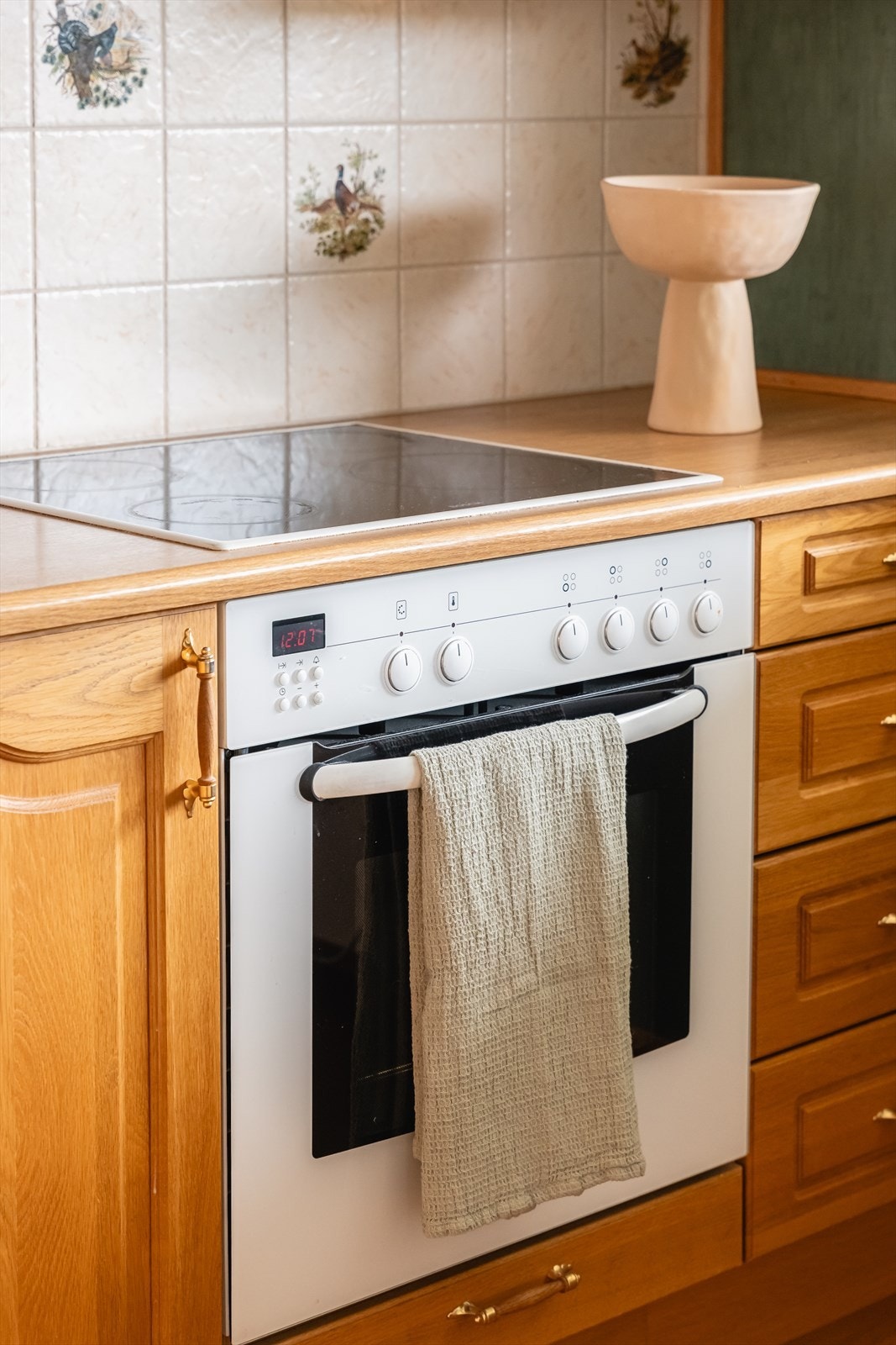 Integrerte hvitevarer (Bosch): Stekeovn/platetopp, oppvaskmaskin og kjøleskap. Galleribilde