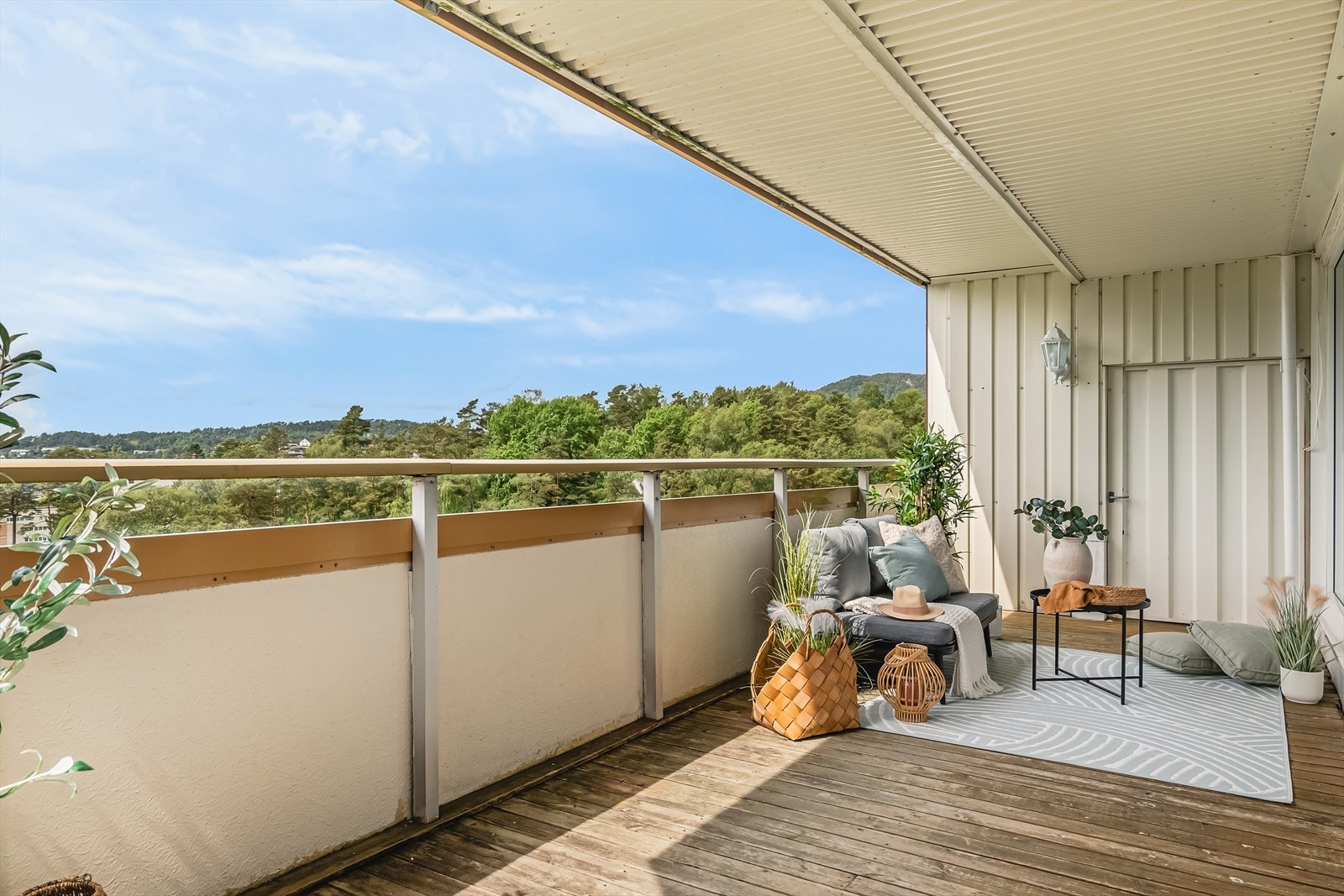 Fra stue er det utgang til sørvestvendt, solrik og overbygd altan på hele 16 kvm. Galleribilde