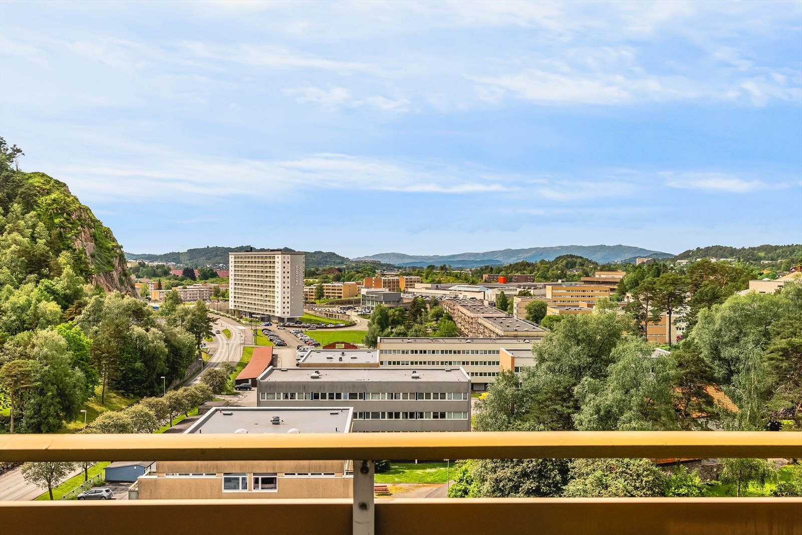 Her kan man nyte flott utsikt og sol fra tidlig formiddag til sen ettermiddag. Galleribilde