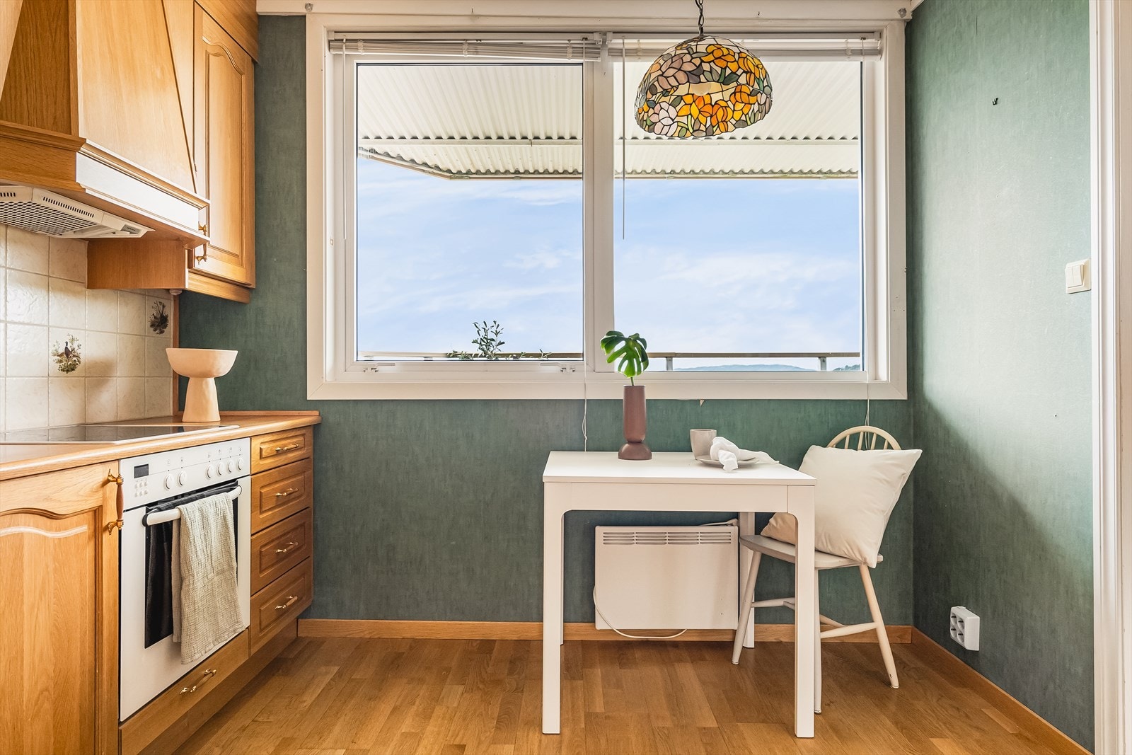 Kjøkkenet er på behagelige 10,6 kvm med god plass til kjøkkenbord. Galleribilde