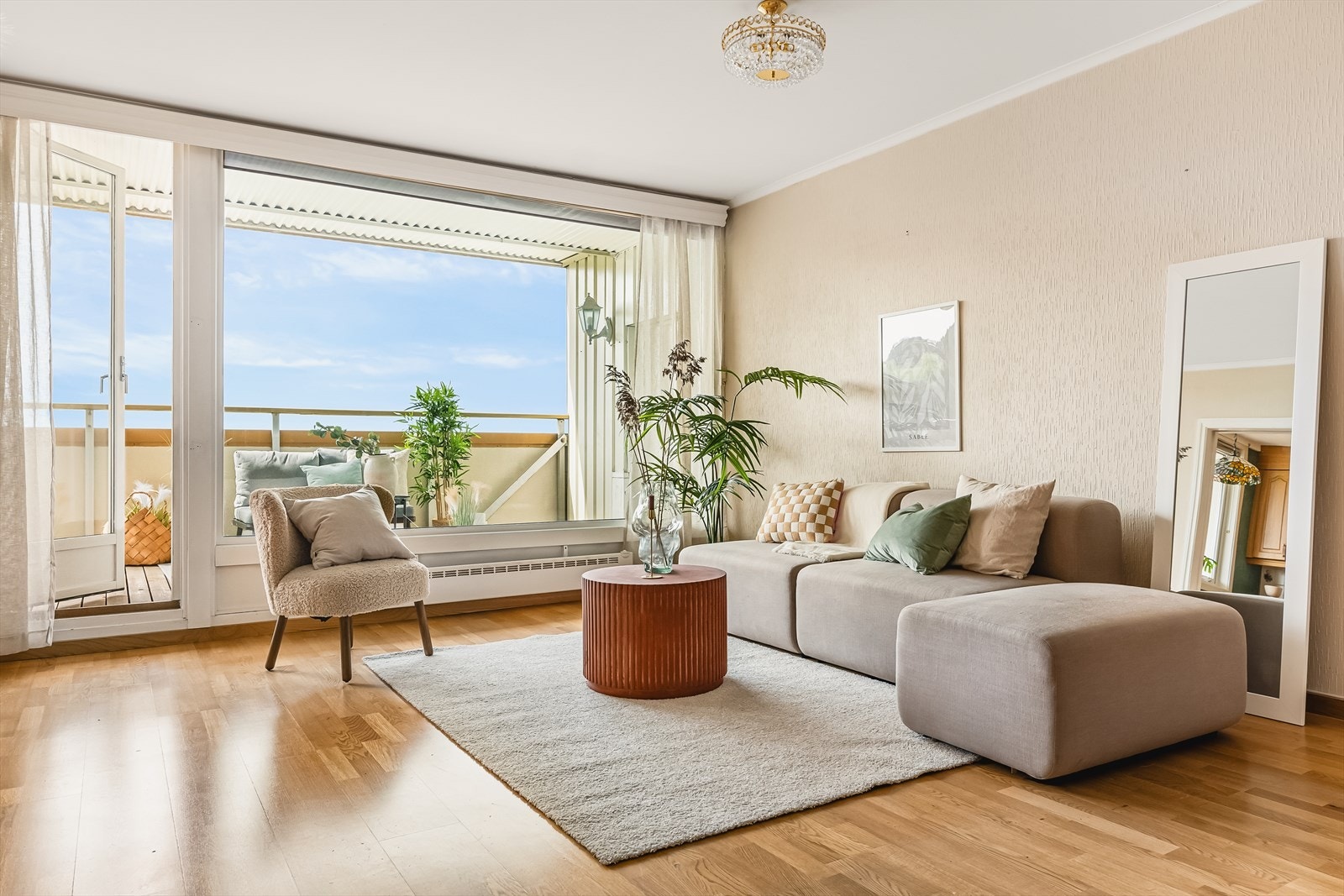 Lyst, luftig og store vindu i front. Galleribilde