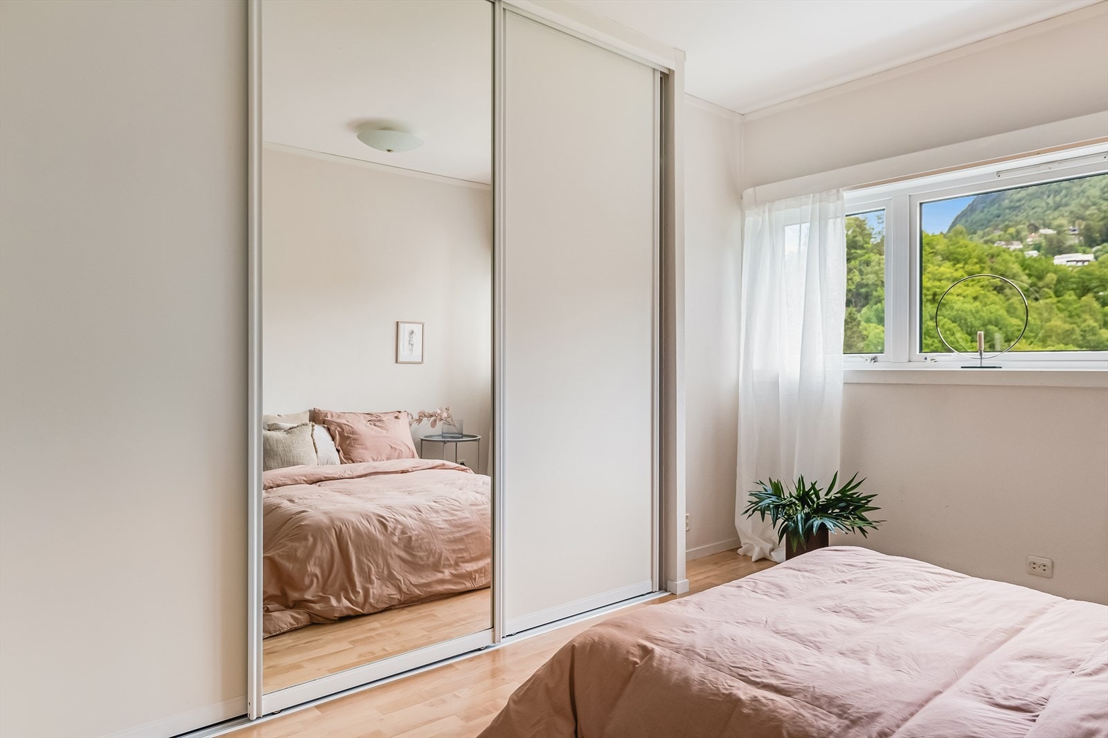 God skyvedørsgarderobe på hovedsoverommet. Galleribilde