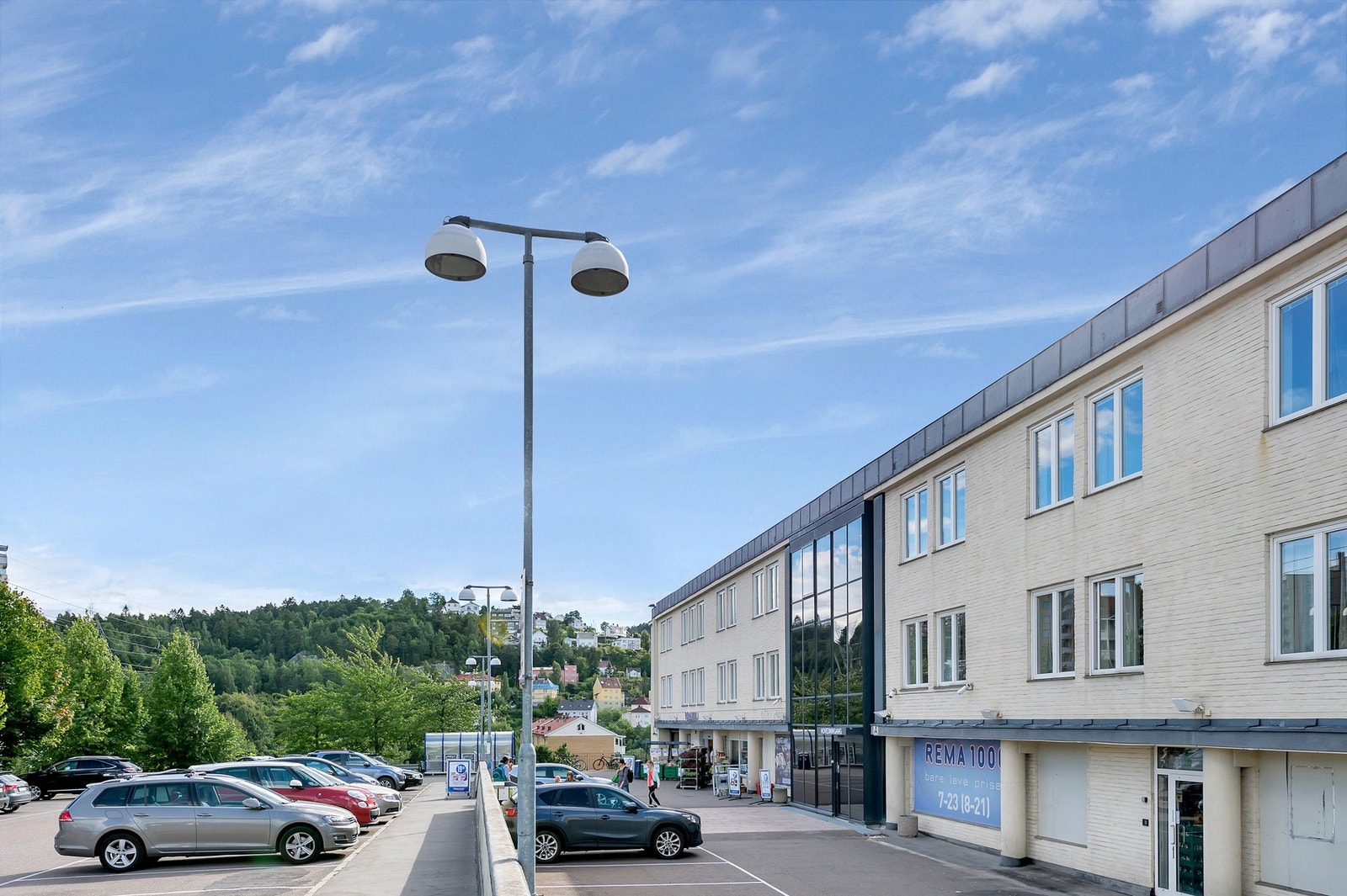 Det er gangavstand til flere matbutikker i området, og rett over gangbroen til Etterstad finner du Rema 1000 som nærmeste dagligvare. Galleribilde