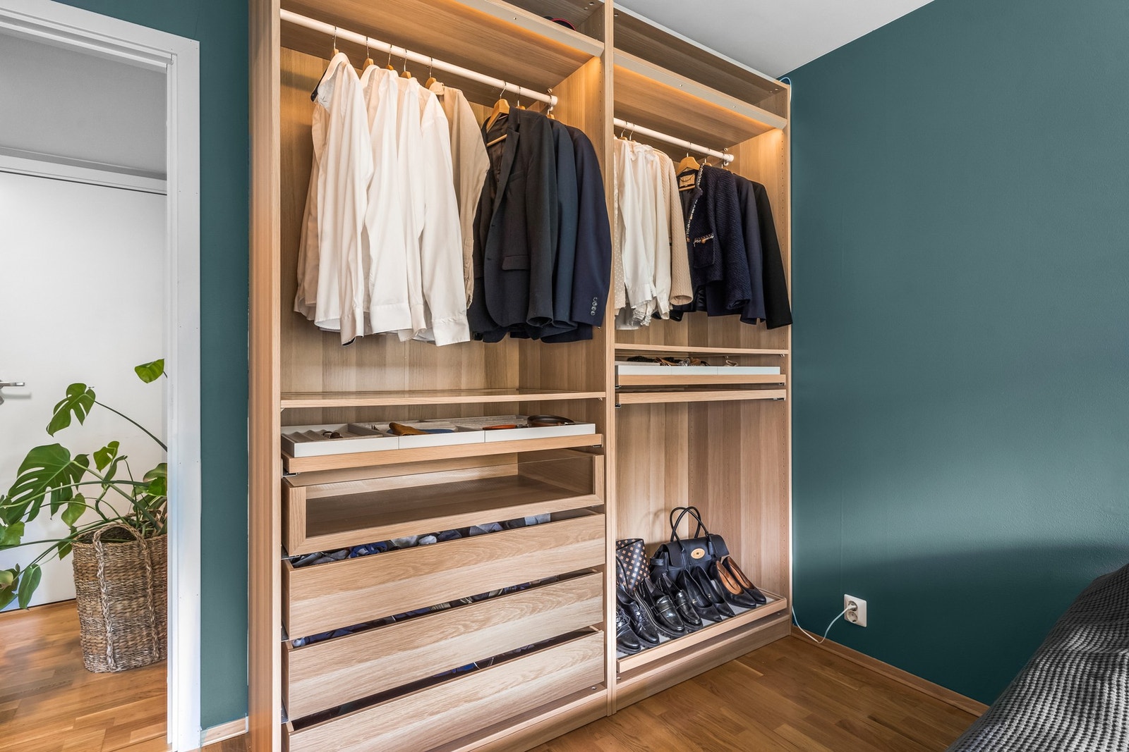 Hovedsoverommet er innredet med en praktisk åpen garderobe som innehar både heng, hyller og skuffer. Galleribilde