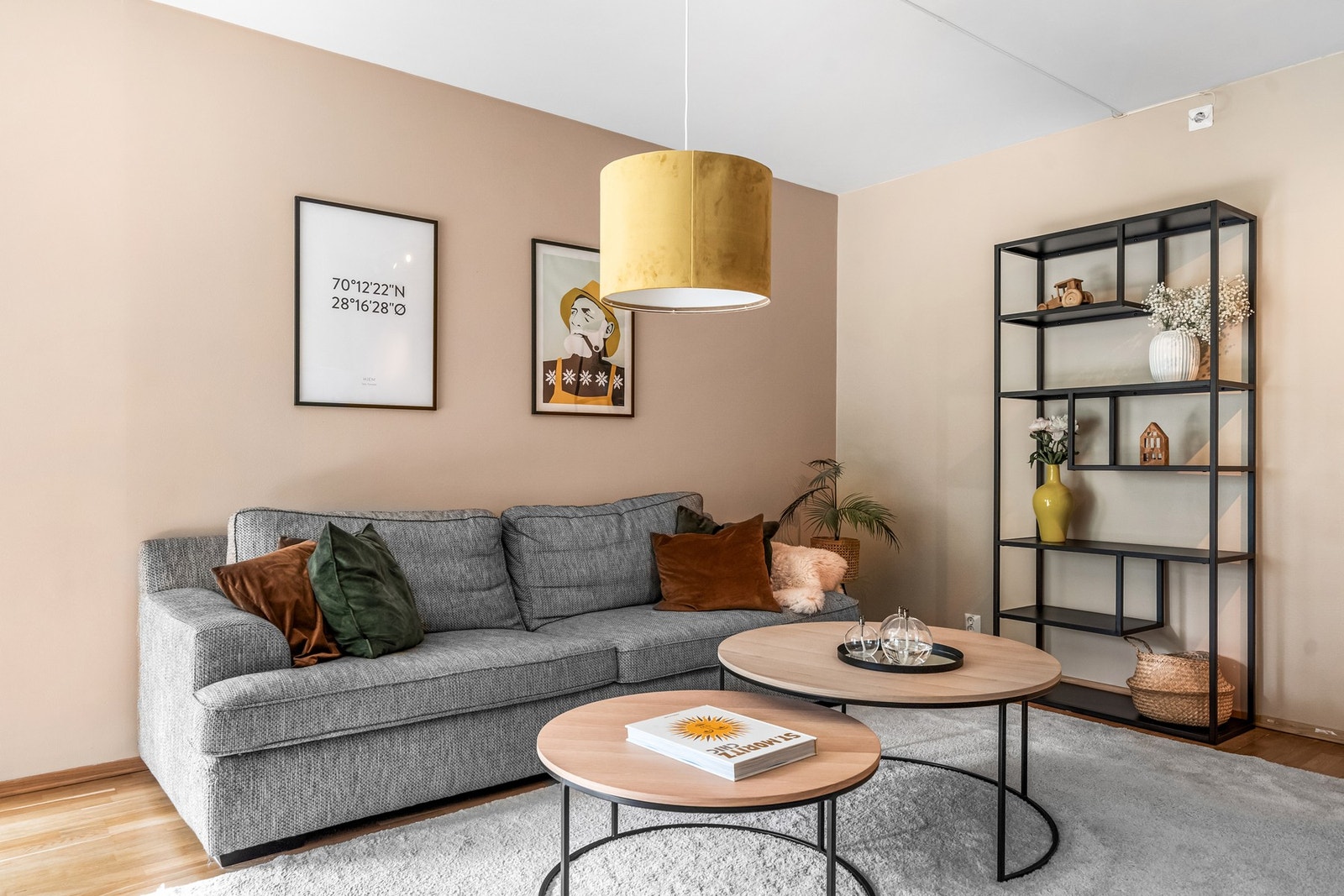 Det er parkett på gulv og malte overflater i tidsriktige toner. Galleribilde