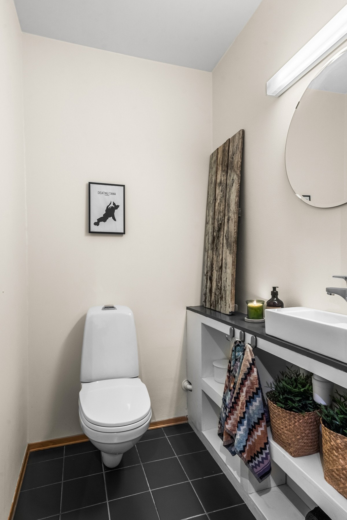 Et lyst og pent separat toalettrom er tilgjengelig direkte fra entreen. Toalettrommet har flislagt gulv og overflater malt i dus og moderne fargetone. Galleribilde