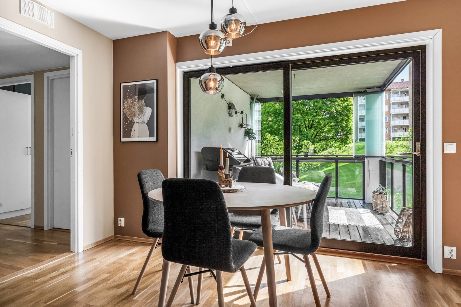 Fra spisestuen kan man nyte flott utsikt over grønne nærområder. Galleribilde