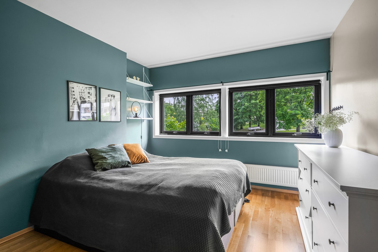 Leiligheten har et delikat innredet hovedsoverom. Galleribilde