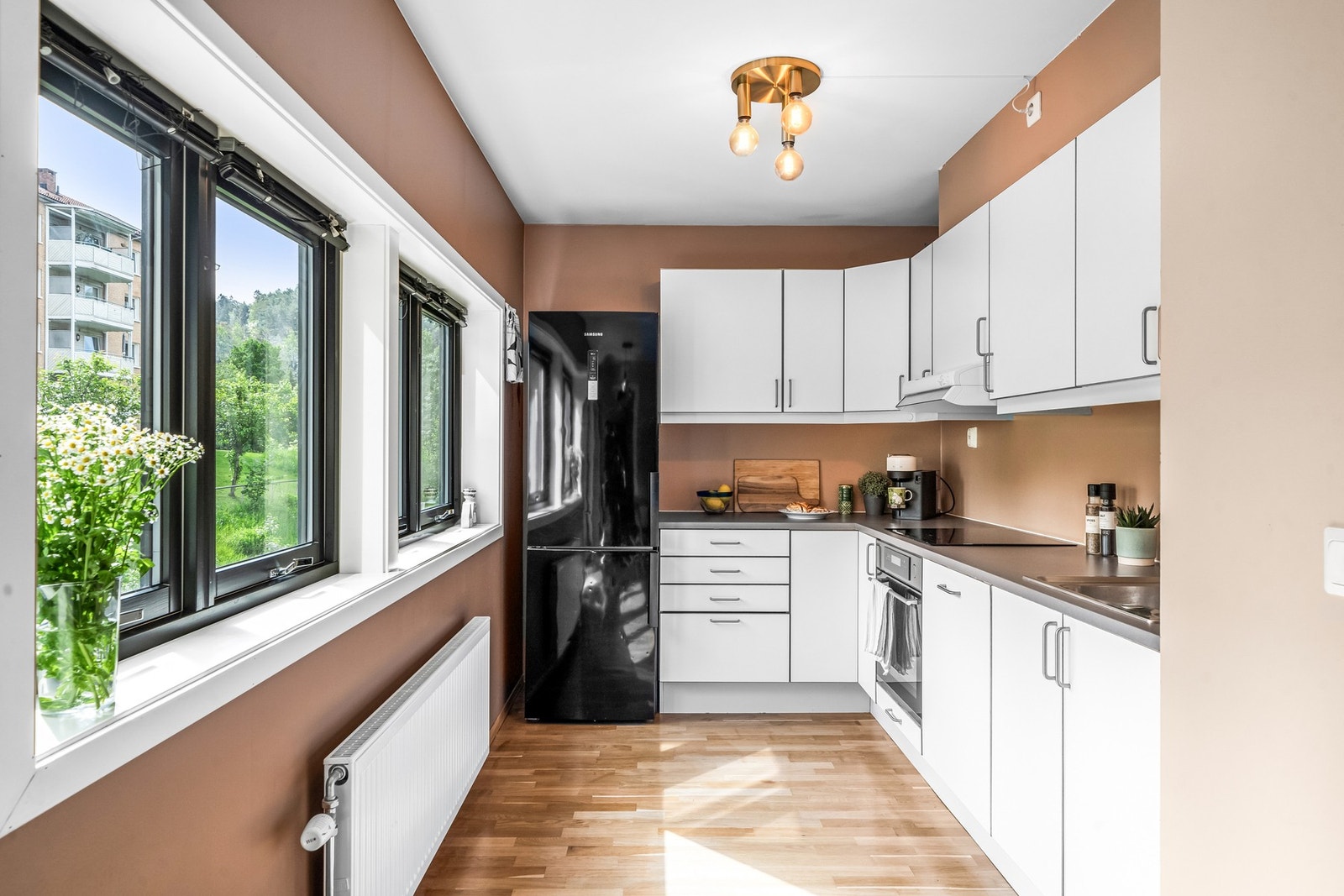 Kjøkkenet er utstyrt med integrert stekeovn, platetopp, ventilator og oppvaskmaskin, mens det er avsatt plass i innredningen til frittstående kjøl/fryseskap. Galleribilde