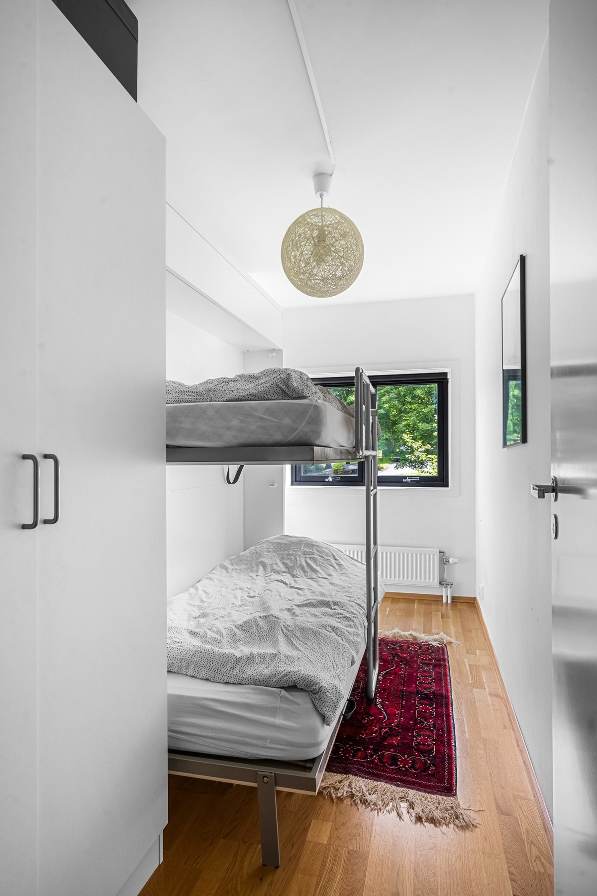 Soverom 2 er innredet med praktisk nedfellbar, veggfestet skapseng og rikelig med oppbevaringsplass. Galleribilde