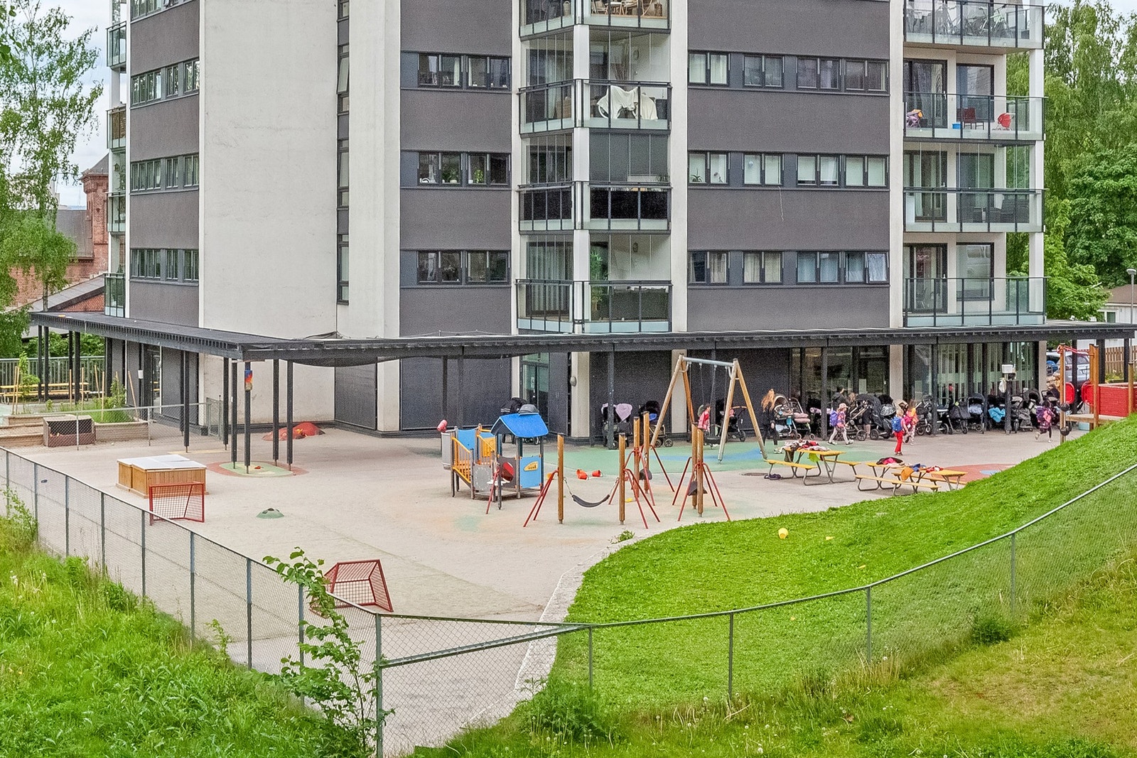 Beboere har fortrinnsrett i barnehage, som du finner i nabobygget. Samtidig som er det flere både barne-, ungdom- og videregående skoler innenfor gangavstand på under 2 km. Galleribilde