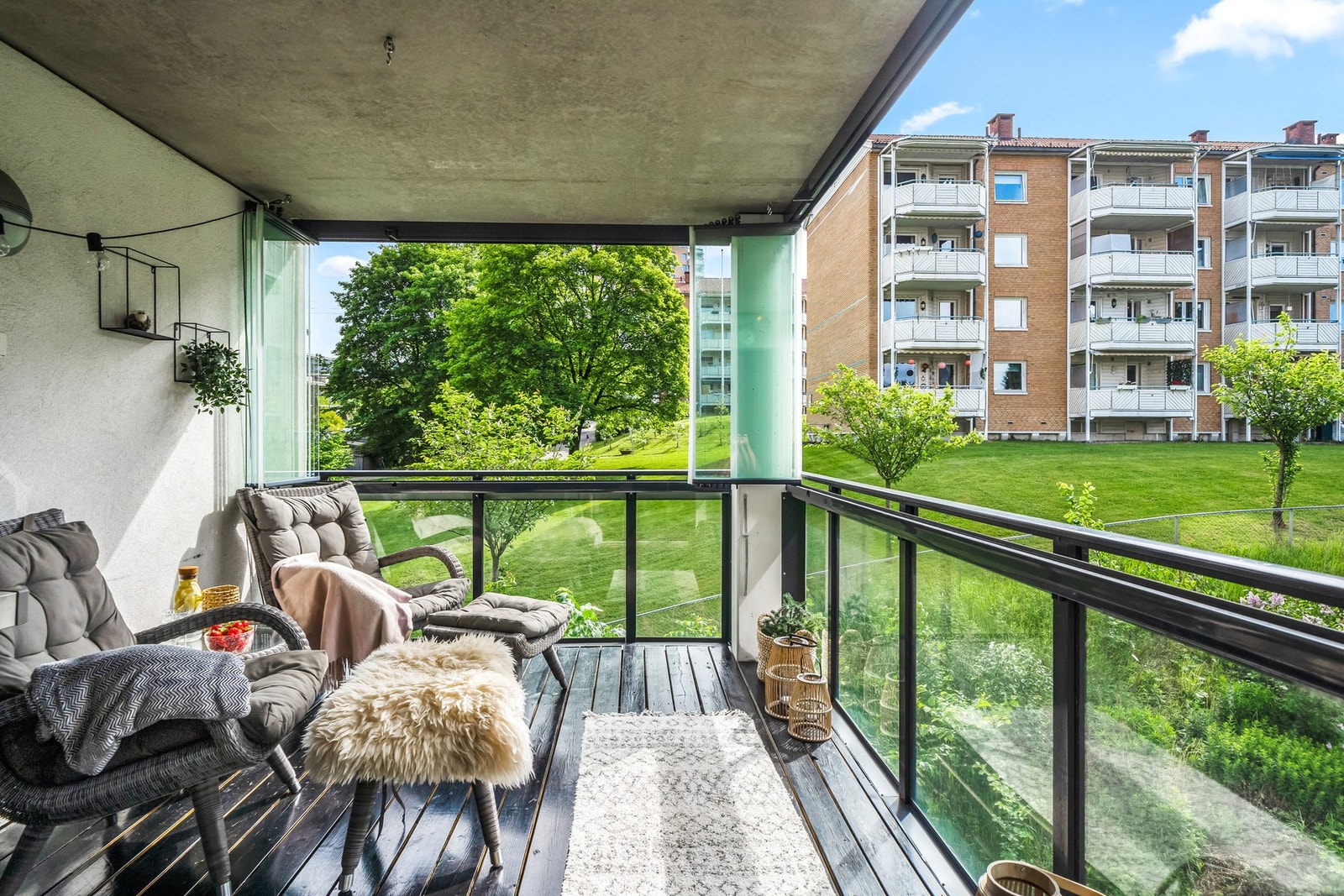 Fra stuen er det utgang til en innglasset balkong på 10 m² med utsikt over borettslagets grønne fellesarealer og friområdet ved siden av. Galleribilde