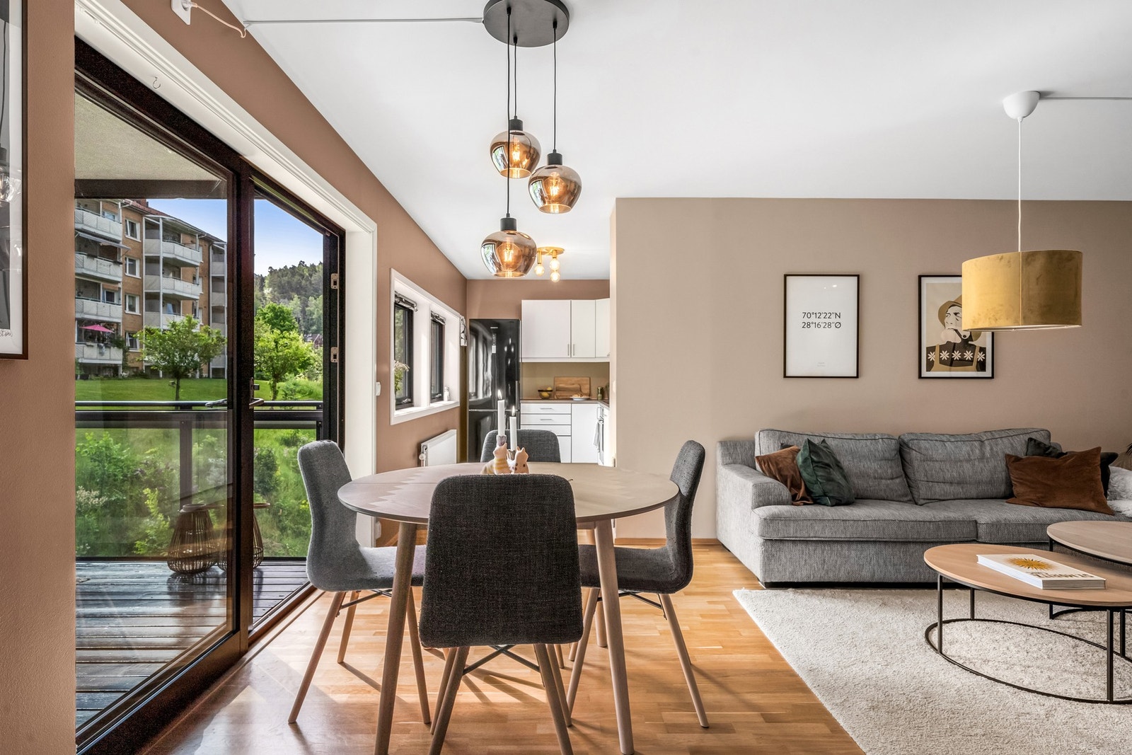 Stuen har god plass til en stor sofa og tv-møbler, mens spisebordet plasseres naturlig i overgangen mellom stue og kjøkken. Galleribilde