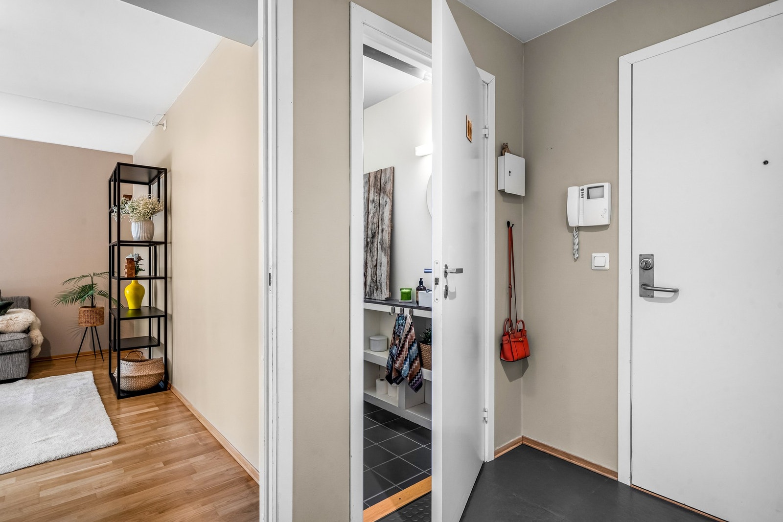 I gangen finner man et praktisk, separat toalettrom. Galleribilde