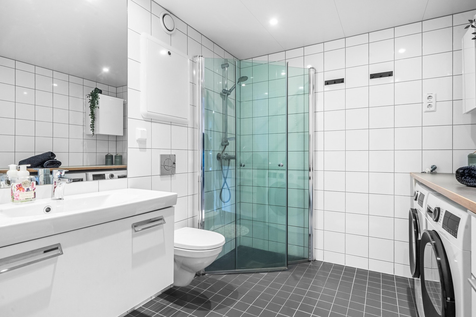 Leiligheten har et romslig og pent flislagt bad med elektriske varmekabler i gulvet og downlights i taket. Galleribilde