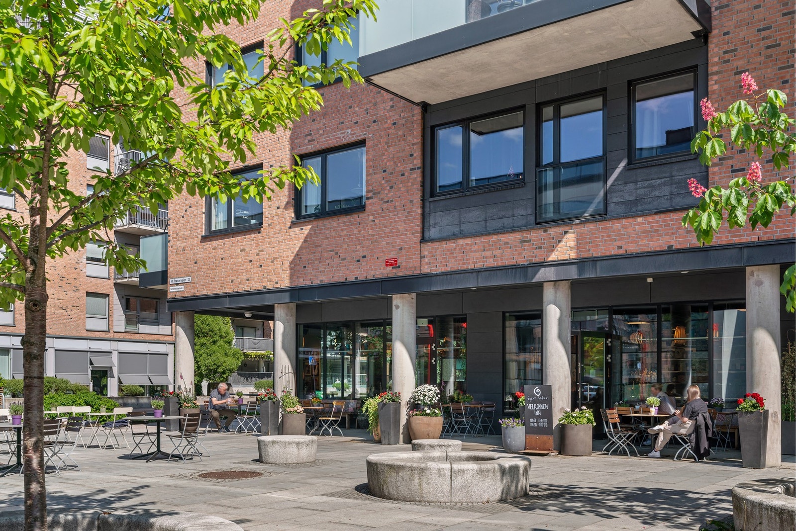 Kværnerbyen kan by på alt fra bakeri, butikker, serveringssteder, treningssenter (Fitnessroom), apotek, frisørsalong, neglesalong og renseri. Galleribilde