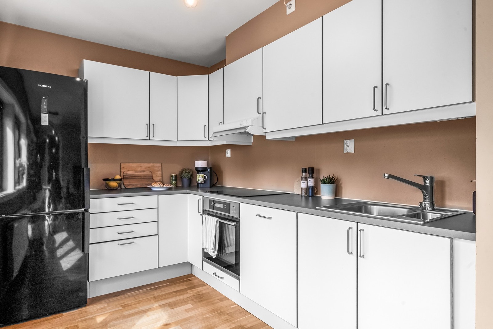 Innredningen har en effektiv utforming og plassen er godt utnyttet med rikelig skap- og benkeplass. Galleribilde