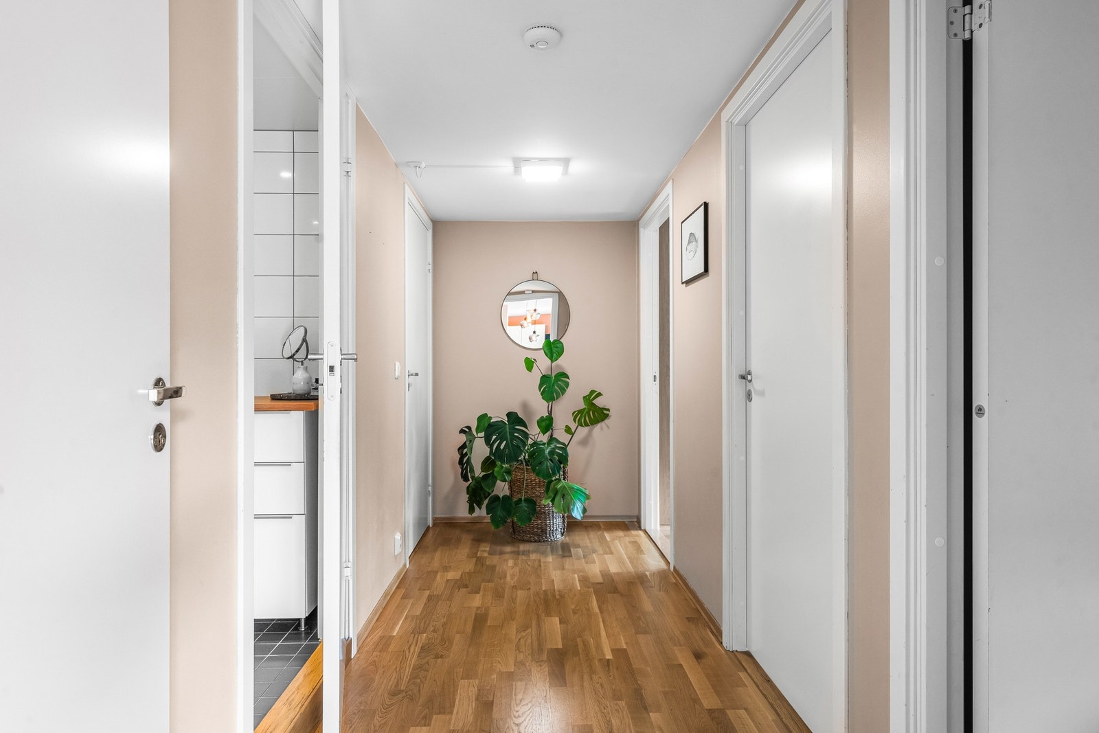 Fra soveromsgangen er det adkomst til leilighetens 3 soverom samt et romslig bad/vaskerom. Galleribilde