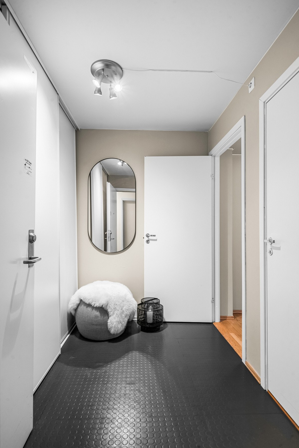 Entreen har praktisk, slitesterkt og lettstelt belegg på gulv samt rikelig av plass til yttertøy i en praktisk skyvedørsgarderobe. Galleribilde