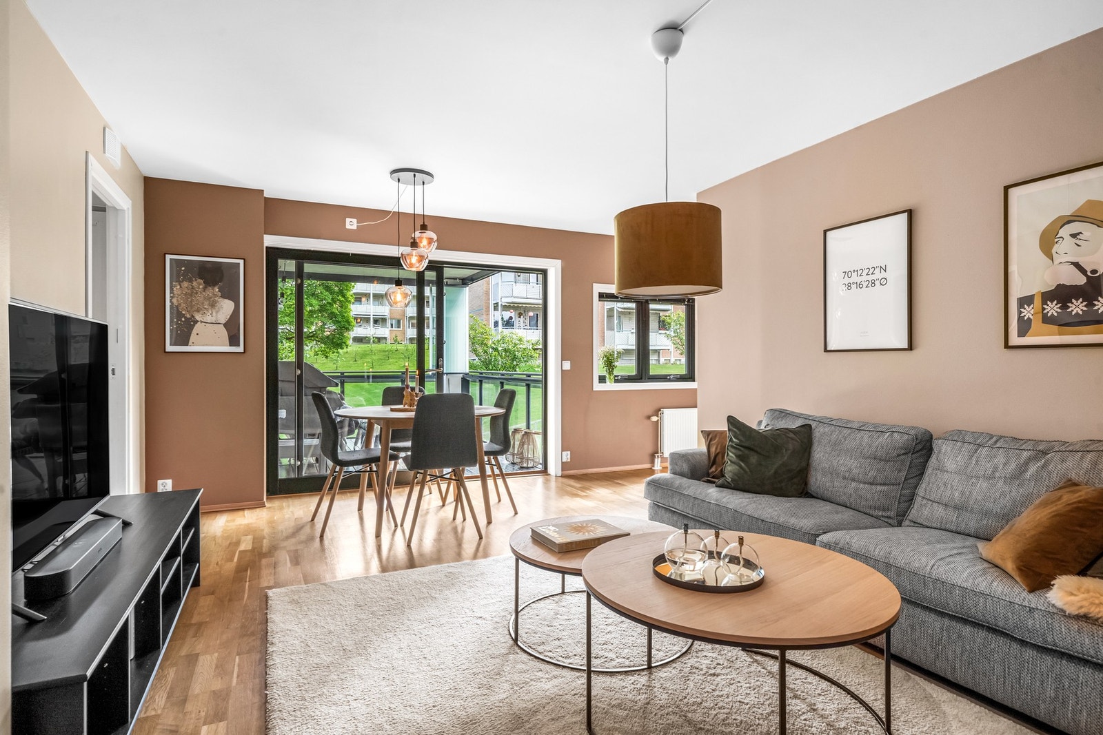 Velkommen inn! Leiligheten byr på et tidsmessig og delikat interiør- og fargevalg, samt god planløsning. Galleribilde