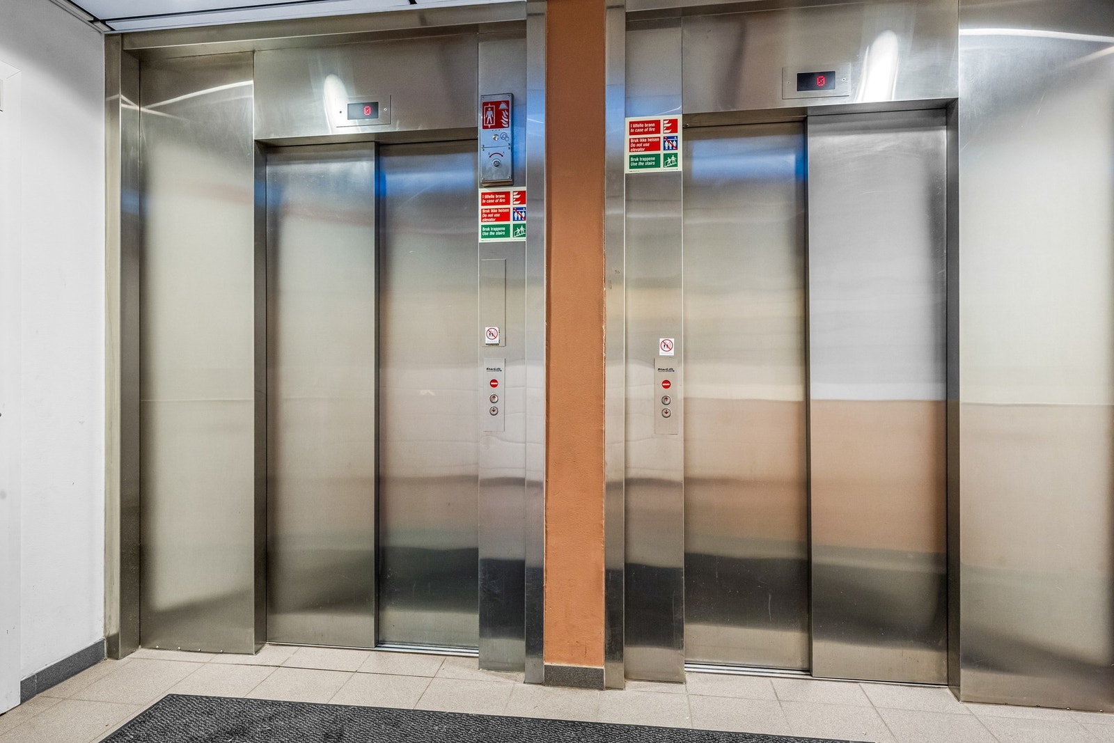 Med dørcalling kan du enkelt slippe inn gjester fra gateplan, og det er heis til alle etasjer. Galleribilde