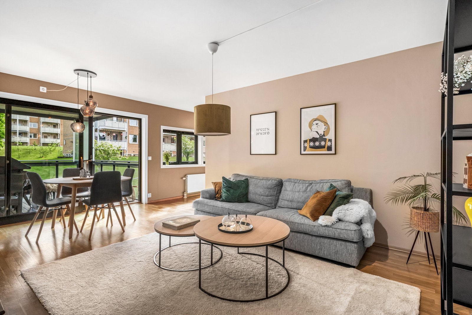 Delikat, innbydende og romslig familieleilighet med innglasset balkong på 10 m2, 3 soverom, garasjeplass og heis! Galleribilde