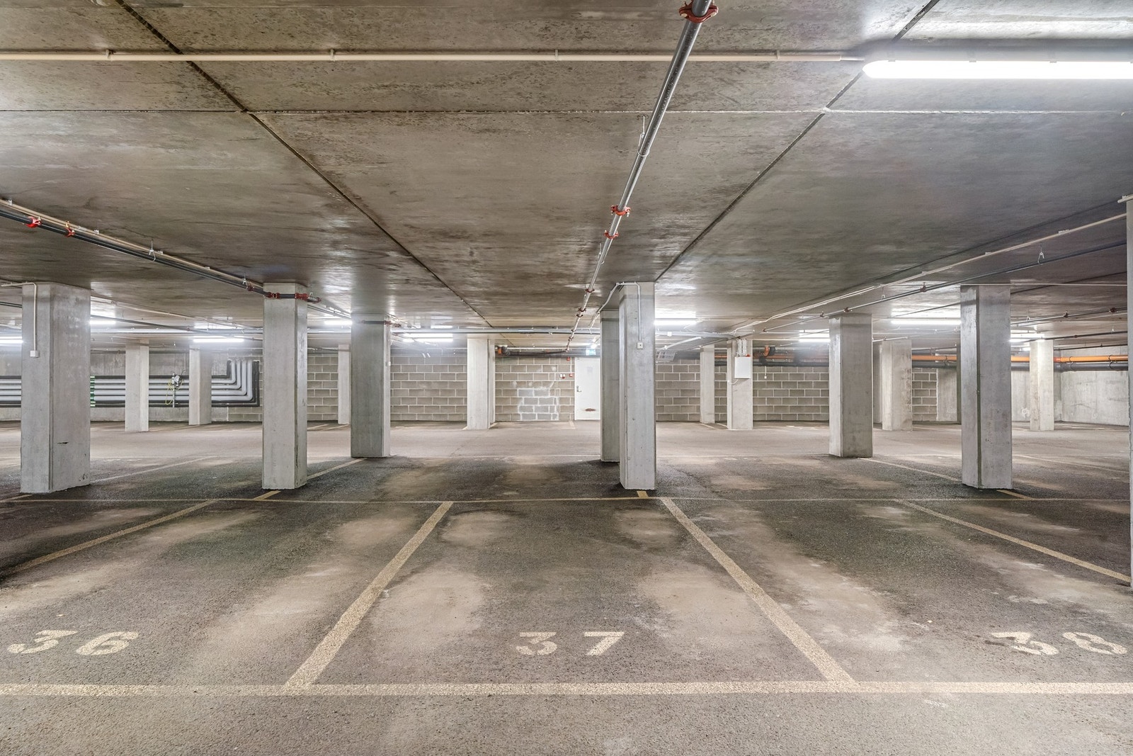 Leiligheten disponerer 1 parkeringsplass i felles, lukket garasjeanlegg samt en praktisk sportsbod på ca. 5,5 m². Mulighet for lading på stikkontakt. Galleribilde