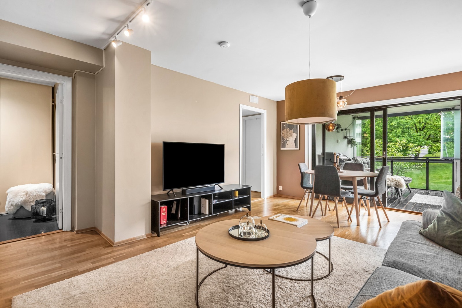 Stuen og kjøkkenet har en praktisk åpen løsning, som gir et åpen og sosialt rom samt gjør det enkelt å skape flere funksjonelle soner. Galleribilde