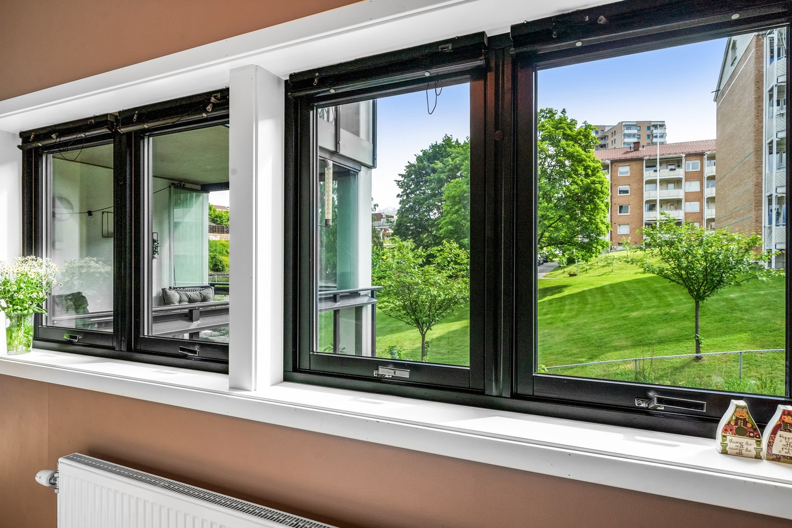 Leiligheten har oppvarming via vannbåren varme til radiatorer, som gir en god og stabil varme. Galleribilde