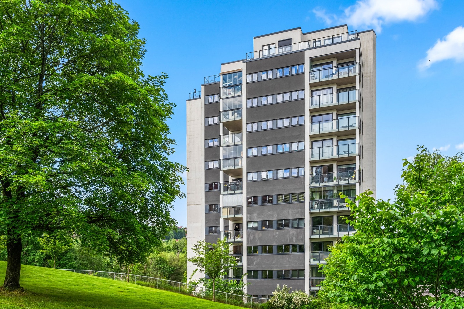 Arnljot Gellines vei 5B har en attraktiv og sentral beliggenhet på andre siden av Alnaelva fra Svartdalsparken. Galleribilde