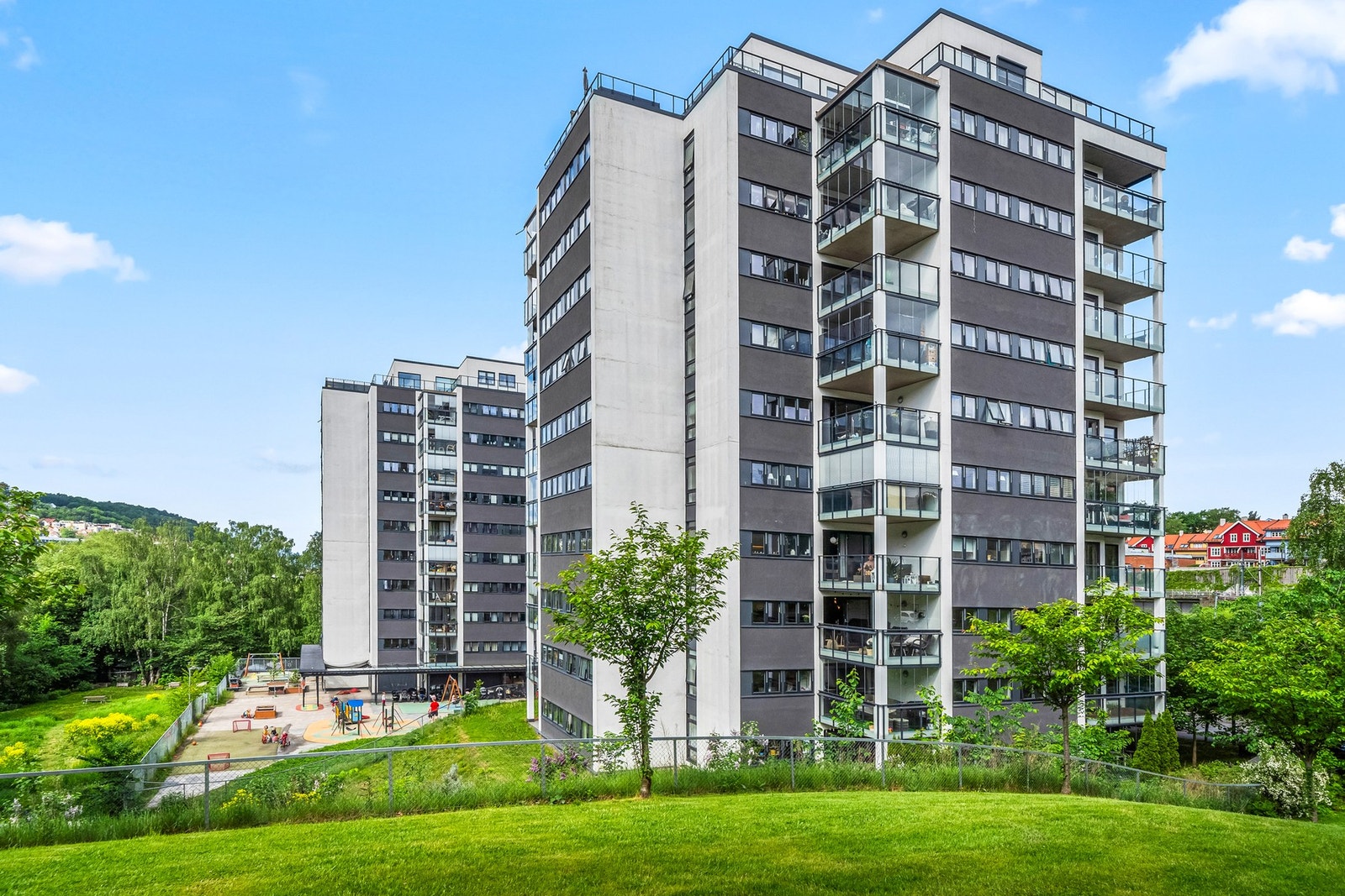 Arnljot Gellines vei 5B har en attraktiv og sentral beliggenhet på andre siden av Alnaelva fra Svartdalsparken. Dette er et svært sentralt og hyggelig boligstrøk, kun 10 minutter fra Oslo sentrum! Galleribilde
