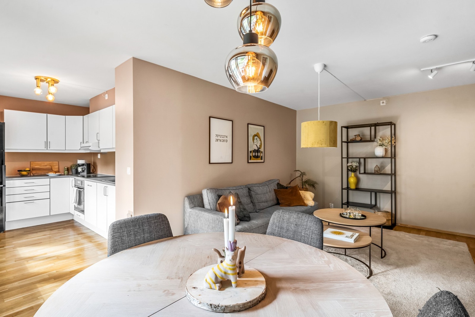 Kjøkkenet er lyst og stilrent med en klassisk innredning, slette fronter og slitesterk benkeplate. Galleribilde